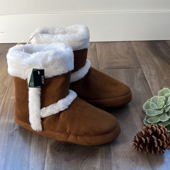 ARDENE ECO plus bootie slippers - NEW - size 5/6 - Picture 3 of 8